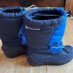 Kids winter boots size 4 like new